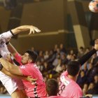 El lateral del Abanca Ademar David Fernández, ante el Sinfín en el Palacio. FERNANDO OTERO