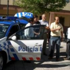 Aznar y Castañón, junto al nuevo vehículo de la Policía local