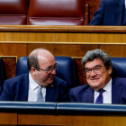 Los ministros Iceta y Escrivá, ayer en el Congreso. J. J. GUILLÉN