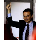 Zapatero compareció triunfal en Ferraz ante la euforia de sus seguidores entre gritos de ¡Presidente, Presidente!