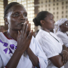 Cristianos de Kenia rezan por los asesinados en el atentado de la universidad de Garissa.
