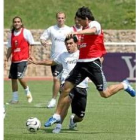 Tevez y Burdiso, durante el entrenamiento de ayer de Argentina