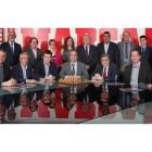 Representantes del banco Sabadell-Herrero, El Inversor Inquieto, Ayuntamiento y Diputación de León, Alsa, Universidad de León y Diario de León así como distintas figuras del mundo del ajedrez, en la presentación del XXXI Torneo Magistral de Ajedrez.