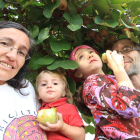 Familia que vive de la agricultura ecológica en Cacabelos en una foto de archivo. ANA F. BARREDO