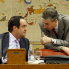 El presidente del Congreso, Bono, conversa con el secretario general del grupo siocialista, Jáuregui