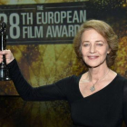 Charlotte Rampling, recogiendo el premio a mejor actriz en los últimos premios del Cine Europeo, en Berlín.