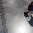 Un viajero pasea por la estación de Atocha. J. J. GUILLÉN