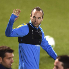 Iniesta entrena con el resto del equipo y apunta a la Copa. ROBICHON