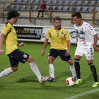 Adán Gurdiel, que aparece en la imagen con el balón, se mostró muy activo durante el partido.