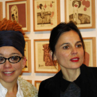 Las hermanas Marina y Elena Anaya en la inauguración de la exposición que la primera protagoniza en Caja España-Duero.