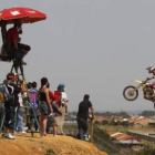 Los aficionados que acudieron a La Salgada disfrutaron de la espectacularidad del motocross.