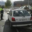 Varios agentes de policía realizan un control para sancionar a los conductores que no usen cinturón