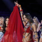 Alessandra Ambrosio y sus compañeras saludan al público.