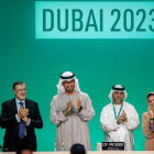 El presidente de la COP28, Sultan Ahmed Al Jaber (C), ayer tras el acuerdo. MARTIN DIVISEK