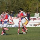Los jugadores leoneses celebran el gol de Zazu, que puso el empate a uno en el marcador