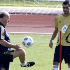 Del Bosque, a la izquierda, da órdenes a Güiza en el entrenamiento de la selección.