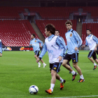 David Silva, con el balón, junto al resto de futbolistas españoles en el entrenamiento de Wembley.