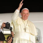 El Papa, antes de subir al avión, durante su despedida en el último día de su visita a México, en Ciudad Juárez, este jueves.