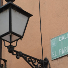 La calle del Paraisín perdió en 1940 el arco del mismo nombre que marcaba una de los accesos a la ciudad medieval. En la Concejalía de Patrimonio Histórico recalcan que, en realidad, no se sabe a ciencia cierta por qué se le llamó a la calle y al arco Paraisín. Será una de las placas cuyo texto explicativo será más difícil de elaborar. La Concejalía buscará el consenso con expertos antes de añadir los textos. L. DE LA MATA