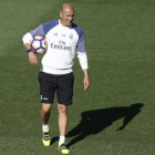 Zinedine Zidane se queda sin apenas efectivos para poder entrenar los próximos días. JUAN CARLOS HIDALGO