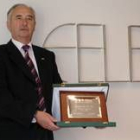 Juan Fernández Pérez posa con la placa que le entregó el grupo Fiat Auto