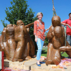 la concejala de Urbanismo Ana Franco durante la colocación de la escultura en la explanada del Auditorio