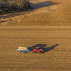 Una tractor en una explotación de cereal. efe