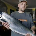 El pescador del famoso «campanu» posa orgulloso con su captura de casi cinco kilos
