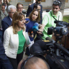 La presidenta andaluza, Susana Díaz, atiende a los medios, ayer, tras la sesión de control al ejecutivo.
