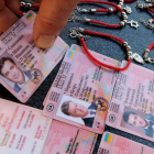 Falsos carnets de conducir de los candidatos presidenciales Tymoshenko, Poroshenko y Zelenskiy que se venden en el centro de Kiev (Ucrania).
