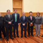 Alcaldes y ediles, junto a los responsables de la fundación. DL