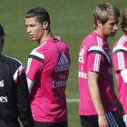 Cristiano Ronaldo y Ancelotti conversan durante el entrenamiento del Real Madrid, este martes.