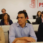 Pedro Sánchez, en el centro, durante el comité federal de los socialistas, este lunes.