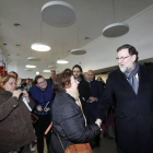 Una mujer se dirige a Rajoy en la estación del AVE