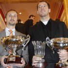 Véselin Topalov y Francisco Vallejo, derecha, posan con los trofeos conquistados.