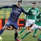 Zlatan Ibrahimovic, en una jugada, ante el Saint Etienne, en el campeonato francés.