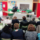 El cocinero de Canal Cocina reunió en el colegio de Riaño a más de un centenar de personas. DL