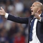 A Zinedine Zidane no le ha salido bien el experimento de jugar con tres centrales. JAVIER LIZÓN