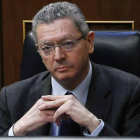 El ministro de Justicia, Alberto Ruiz-Gallardón, en su escaño del Congreso de los Diputados.