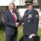 Miguel Martínez saluda a Miguel Valverde tras entregarle la orden.