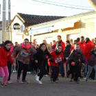 Un grupo de niños en la línea de salida, empezando a correr a beneficio de la AFA de La Bañeza.
