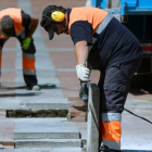Unos operarios municipales trabajan en Valladolid, ciudad en la que CC OO ha presentado los datos de siniestralidad. NACHO GALLEGO