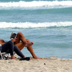 Una pareja de jubilados, en la playa.