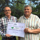 Jaime Santoalla, director de la fábrica de Cementos Cosmos de Toral de los Vados, ha entrega de donación a Manuel Fernández, presidente de ASPERLE
