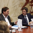El vicepresidente del Govern, Oriol Junqueras, y el 'president', Carles Puigdemont, en una reunión del Consell Executiu.