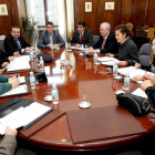 Representantes de diferentes instituciones y cuerpos de seguridad durante la Junta de Seguridad celebrada ayer.