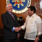 El presidente de Filipinas, Rodrigo Duterte, recibe al secretario de Estado de EEUU, Rex Tillerson.