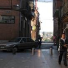 La calle La Bañeza, en la imagen, es una de las que luce nuevos bolardos de acero inoxidable