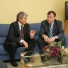 Miguel Martínez explica a Antonio Silván las necesidades que tiene el municipio
