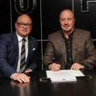 Lee Charnley y Rafa Benítez en la firma del contrato del entrenador español.